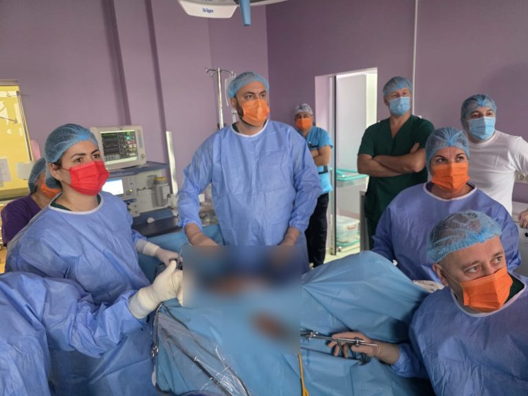 FOTO: Un medic din Praga a venit la Mediaș și a realizat trei operații în premieră! Eveniment medical internațional