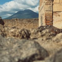Descoperire arheologică la Pompei: un dulap vechi de aproape 2.000 de ani, cu bijuterii, farduri și 38 de monede