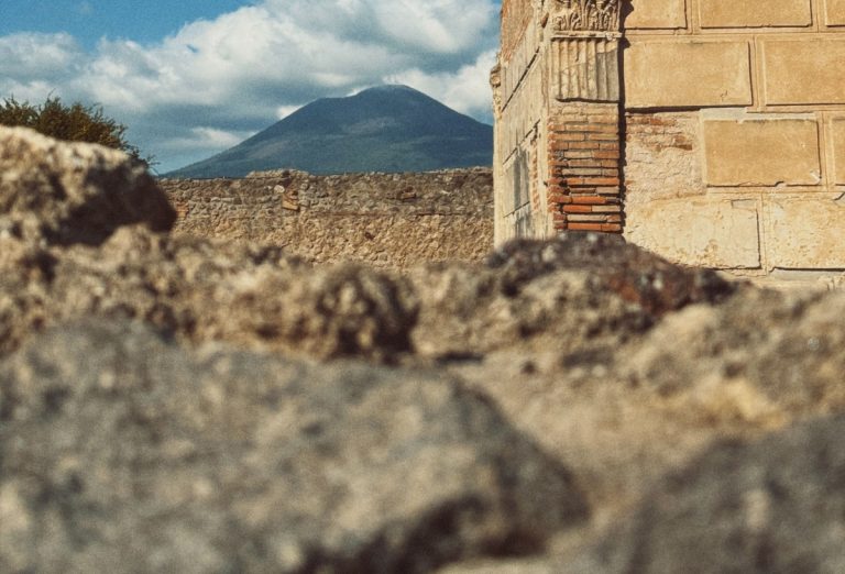Descoperire arheologică la Pompei: un dulap vechi de aproape 2.000 de ani, cu bijuterii, farduri și 38 de monede
