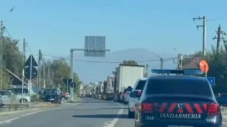VIDEO/FOTO: Furie în transporturi! Șoferii au ieșit cu zeci de camioane în stradă: „Costurile ne sufocă”