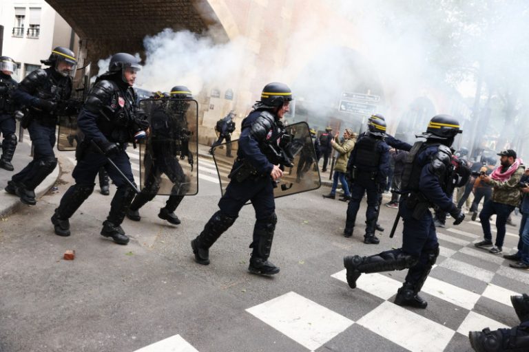 VIDEO/FOTO: Franța, aproape de RĂZBOI CIVIL. Sute de mii de manifestanți, jafuri, incendieri și sute de polițiști răniți