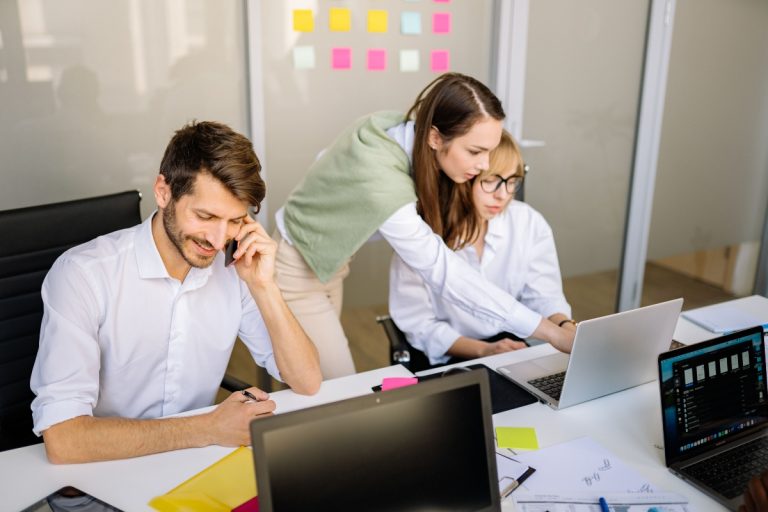Studiu despre angajații de la stat: 66% se tem să își exprime opiniile la serviciu. Motivul: neîncredere în concursuri și reforme fără efecte vizibile