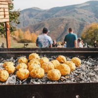 Drumeție în Tilișca, pe urmele păstorilor din Mărginimea Sibiului Povești de la colibe și gusturi tradiționale