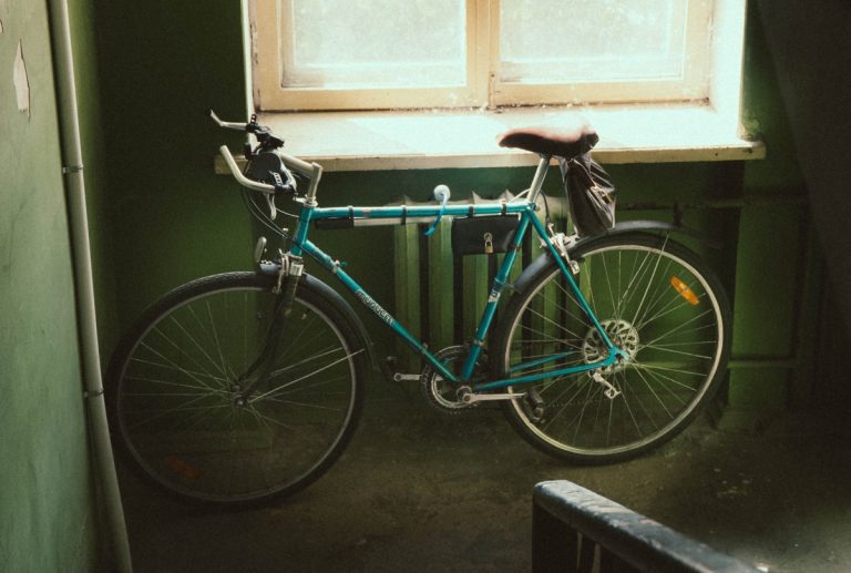 Bicicleta pe casa scării, motiv de amendă pentru locatari. Când pot ajunge sancțiunile la 5.000 de lei