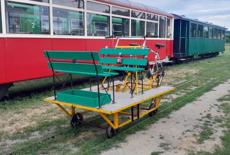 Ciclodrezina Mocăniței de pe Valea Hârtibaciului poate fi închiriată. Cum poți explora traseul pe șine