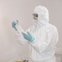 Colegiul Medicilor din România: Pesta poate fi tratată cu antibiotic, dacă este depistată la timp. Ce trebuie știut despre ciumă
