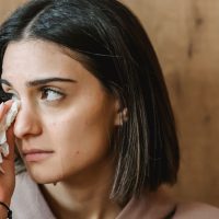 Suferi după despărțire? Psihologii explică de ce stresul poate fi confundat cu iubirea