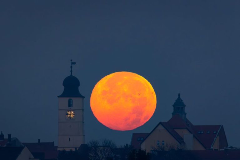 „Întâlniri tainice la hotarul dintre lumi”, prima expoziție personală a fotografului Adrian Bugariu, la Galeria OMIE din Sibiu