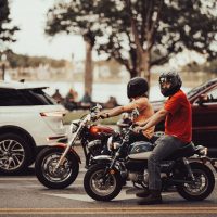 Schimbări importante pentru motocicliști: acces pe benzile de autobuz și reguli noi la semafor