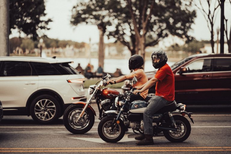 Schimbări importante pentru motocicliști: acces pe benzile de autobuz și reguli noi la semafor