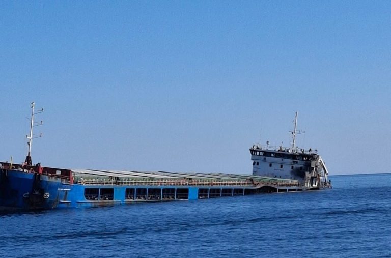 Cinci marinari, de pe nava avariată în Marea Neagră, transportați la spital. Opt persoane sunt dispărute