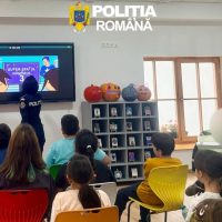 Polițiștii sibieni îi învață pe copii cum să se protejeze de pericolele din mediul online