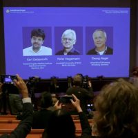 Premiul Nobel pentru Medicină 2026: Karl Deisseroth, Peter Hegemann și Georg Nagel au câștigat distincția