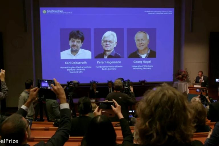 Premiul Nobel pentru Medicină 2026: Karl Deisseroth, Peter Hegemann și Georg Nagel au câștigat distincția