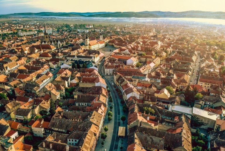 Sibiul, între succesul turistic și nemulțumirile localnicilor. Ce spun locuitorii despre dezvoltarea orașului
