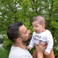 Depresia postpartum îi afectează și pe bărbați. În România, prevalența ajunge la 18,8%