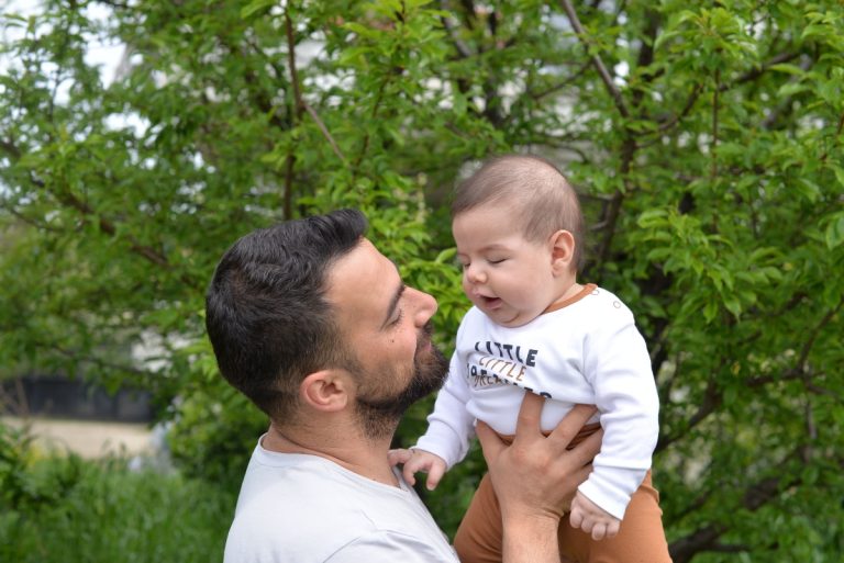 Depresia postpartum îi afectează și pe bărbați. În România, prevalența ajunge la 18,8%