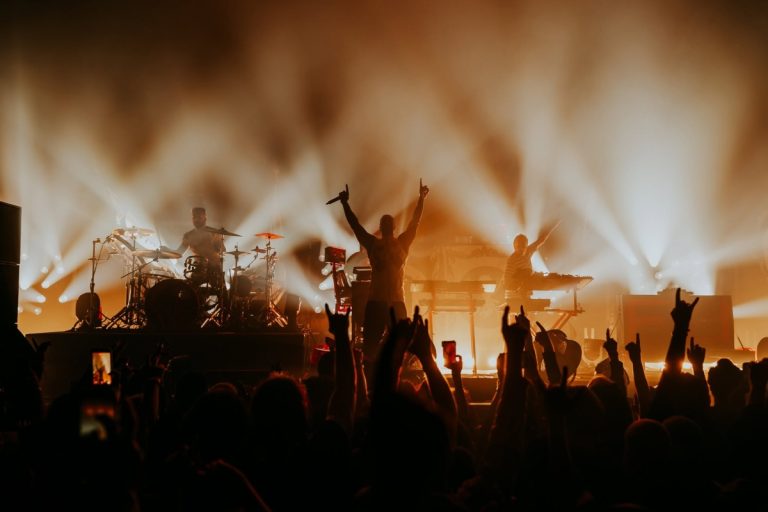The Prodigy, în vizită la Castelul Bran. Mesajul amuzant transmis de britanici despre Dracula