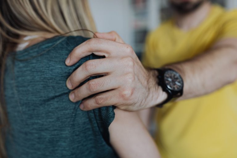 Centru pentru victimele violenței domestice, la Cisnădie. Trei locuințe protejate vor fi amenajate în cadrul proiectului